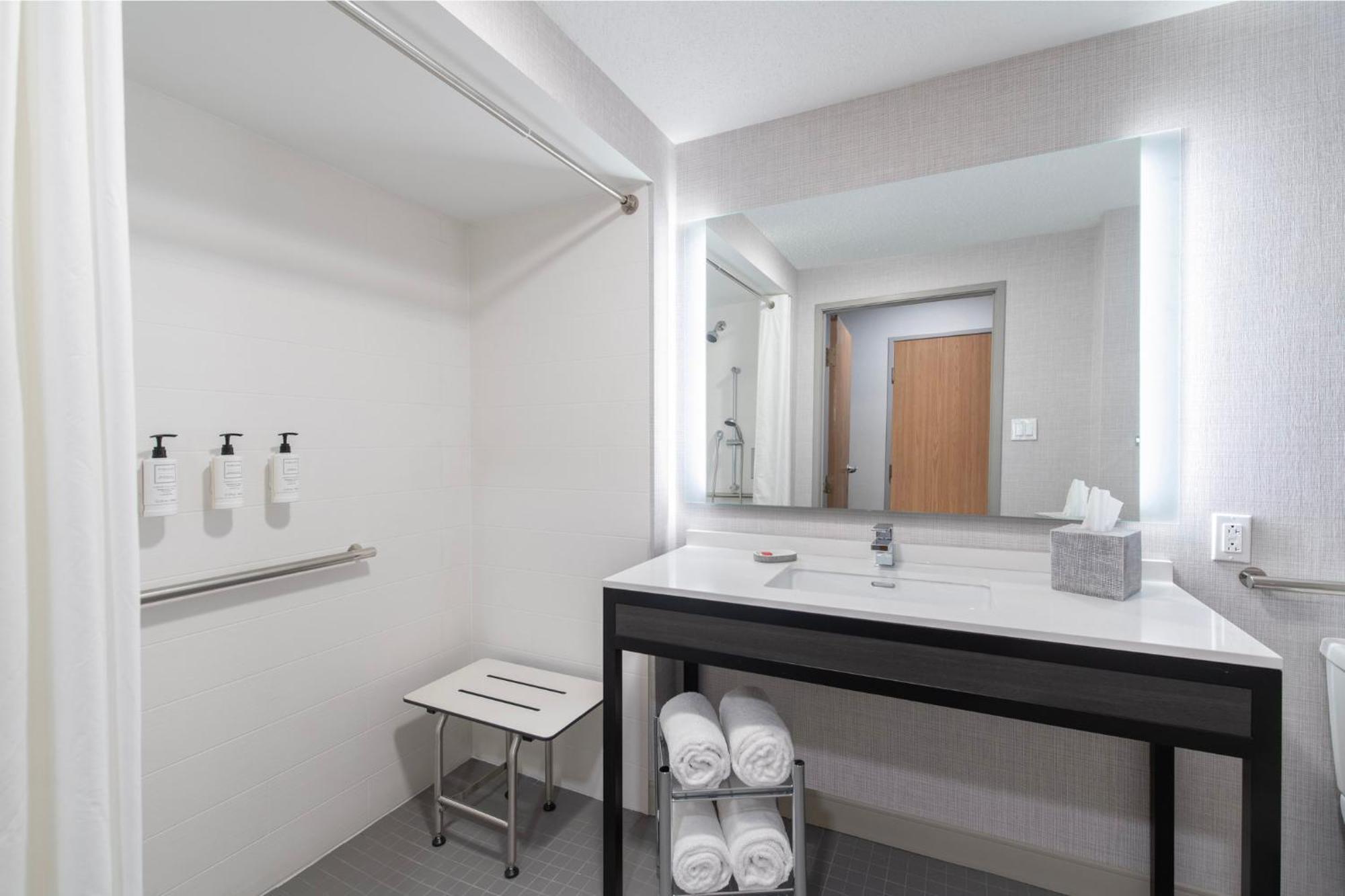 Holiday Inn Express South Burlington - Downtown By Ihg Exterior photo