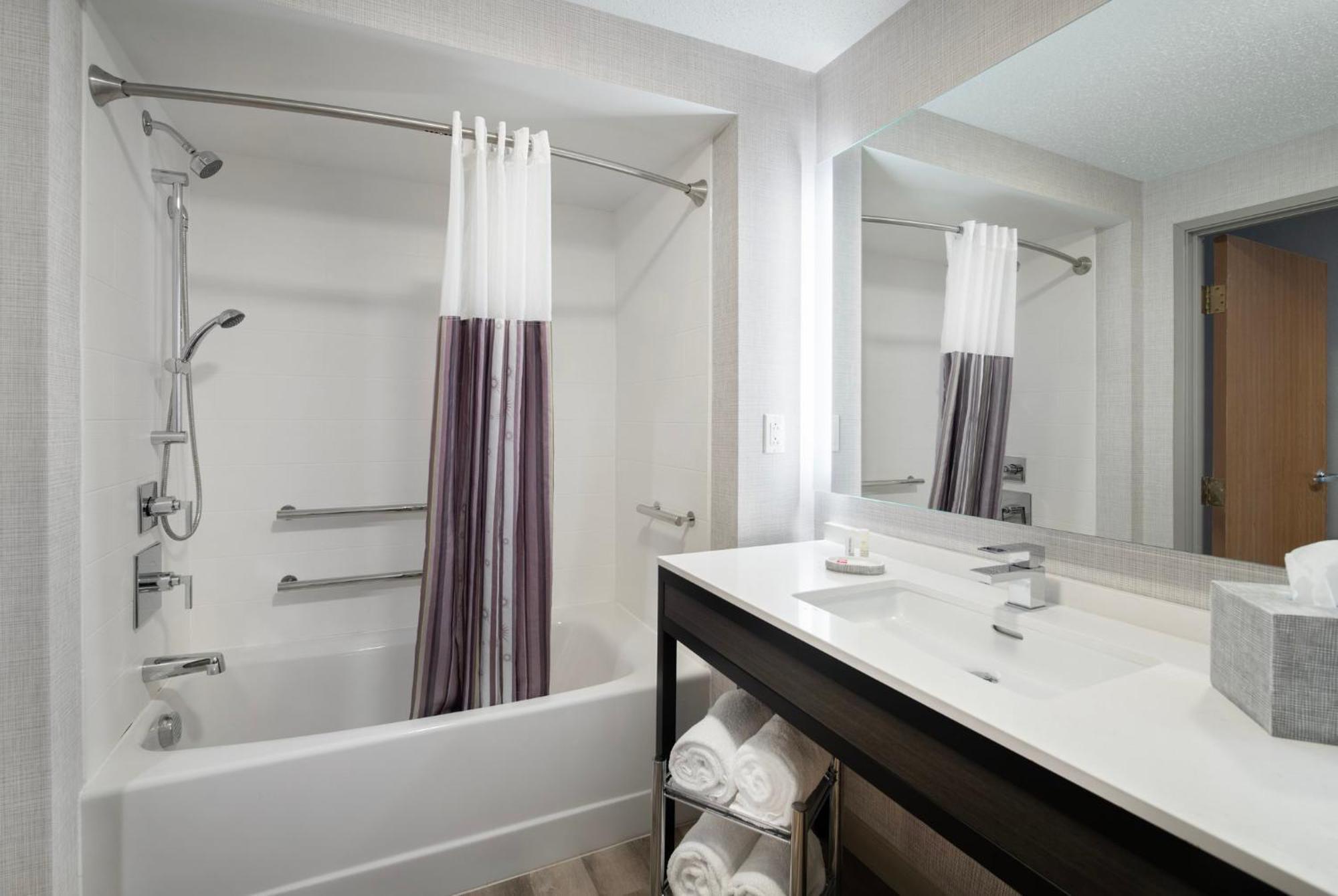 Holiday Inn Express South Burlington - Downtown By Ihg Exterior photo